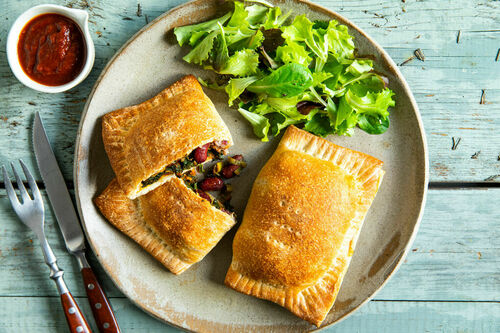 Empanadas mit Spinat-Bohnen-Füllung dazu warmer Tomatendip und Salat