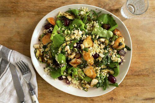 Basilikum-Hähnchen auf Bulgursalat mit gegrillter Zucchini und Trauben