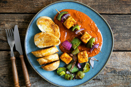 Tikka-Masala-Spieße mit würziger Tomatensauce und Knoblauchbrot