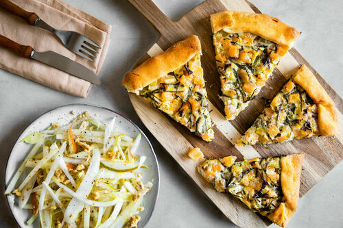 Winter-Galette mit Steckrübe und Lauch dazu Chicorée-Birnen-Salat mit Walnuss