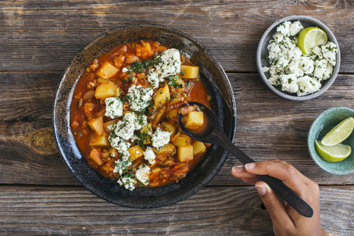 Kartoffel-Borlotti-Eintopf mit Feta mit frischen Kräutern und Zucchini