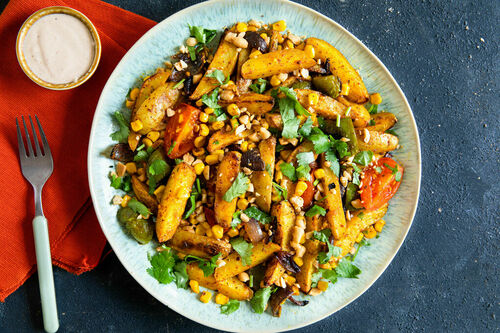 Bunter Cajun-Gemüseteller mit Erdnüssen und veganem BBQ-Kokos-Dip