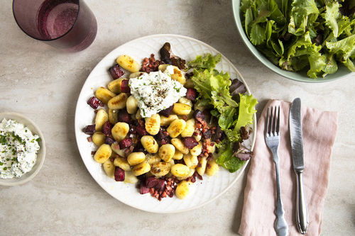 Gnocchipfanne mit Speck und Roter Bete dazu gemischter Salat mit Birne