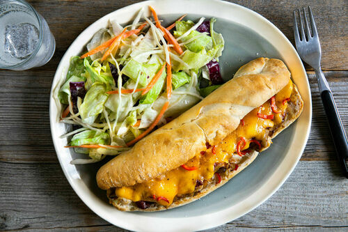 Hähnchenbaguette mit Cheddar und BBQ-Bacon-Zwiebeln