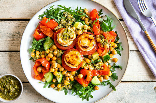 Gebackene Tomaten mit Ziegenkäse auf provenzalischem Kichererbsensalat