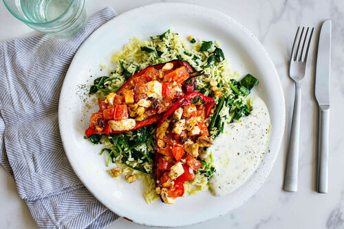 Gefüllte Spitzpaprika mit Feta auf Basmati mit Spinat und Dip