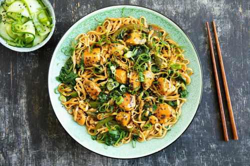 Hähnchen-Gemüse-Nudeln mit Hoisin dazu marinierte Gurke