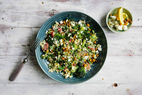 Bunter Perlencouscous-Feta-Salat mit Brokkoli und gerösteten Kichererbsen