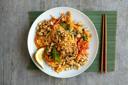 Thai-Nudeln mit Tofu-Erdnuss-Crumble mit Kokos-Curry-Sauce und Gemüse