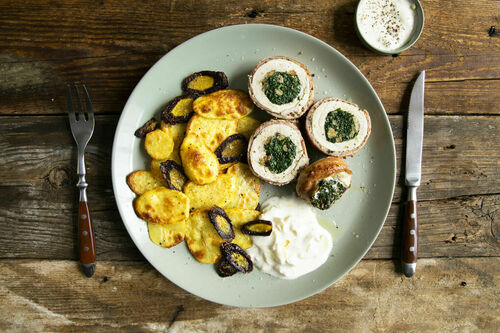Hähnchen-Speck-Roulade mit Spinat dazu Ofengemüse und Joghurt-Lauch-Sauce