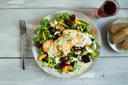 Hähnchensalat mit Feta und Roter Bete fruchtig-fein mit Apfel und Mandelblättchen
