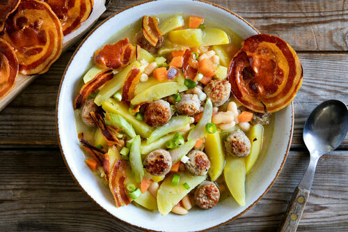Bohneneintopf mit Bratwurst & Pancetta mit Karotte, Sellerie und Cannellinibohnen