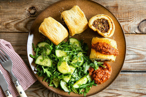 Blätterteig mit herzhaftem Schweinehack mit Tomaten-Oliven-Pesto und Salat