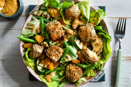 Frühlingssalat mit Knusper-Camembert Low Carb mit grünen Bohnen und Aprikosen