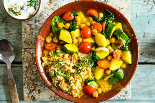 Kichererbsen-Gemüse-Tajine mit Safran mit Petersilienjoghurt auf Couscous