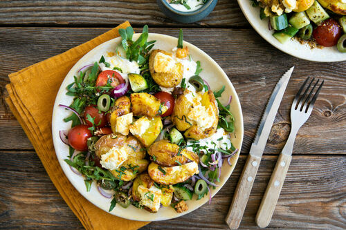 Quetschkartoffeln mit Feta und Zitrone auf Rucola-Tomaten-Salat mit Oliven