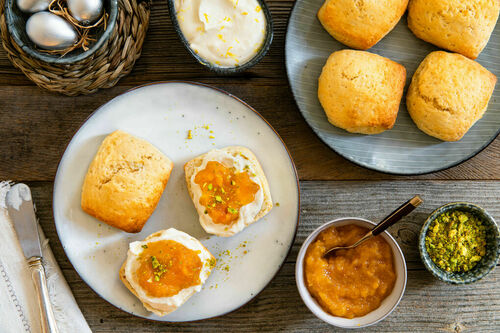 Ostern: Buttermilch-Scones mit Mascarpone und Aprikosen-Ingwer-Kompott