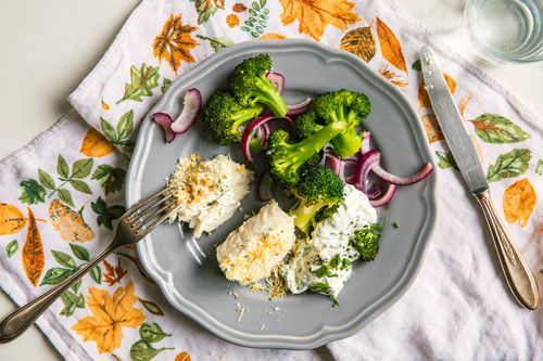 Ofen-Seelachs mit Käsekruste und Brokkoli-Karotten-Gemüse