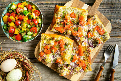 Ostern: Feine Räucherlachs-Pizza mit Dillcreme, knackigem Gemüse und Oliven
