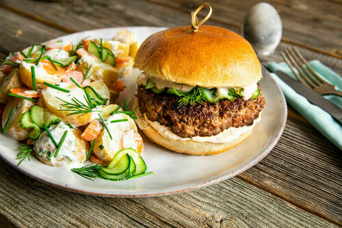 Ostern: Lammburger mit Gurke dazu Kartoffel-Karotten-Salat mit Kräutern