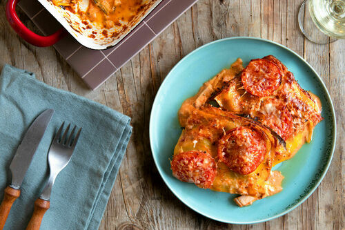 Auberginen-Hähnchen-Lasagne mit Tomaten-Oliven-Pesto und Käse
