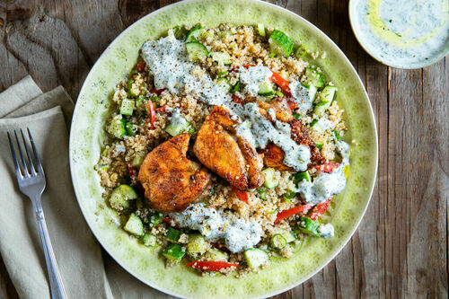 Hähnchen mit Granatapfelglasur und Dip auf Quinoa mit Gurke und Tomate