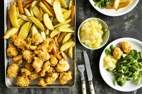 Hähnchennuggets mit Gemüsepommes dazu Apfel-Birnen-Kompott und Salat