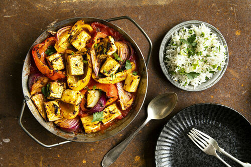 Im Ofen gerösteter Paneer mit Petersilienreis und Tikka-Curry