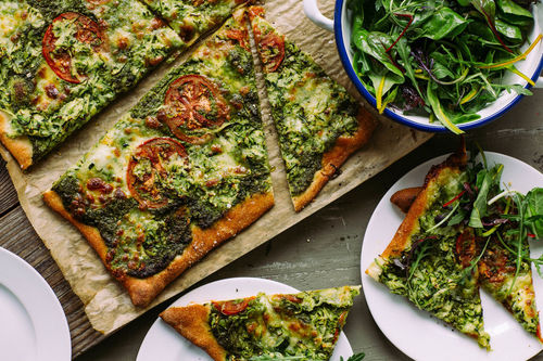 Mozzarella-Zucchini-Pizza mit Mandel-Spinat-Pesto und Salat