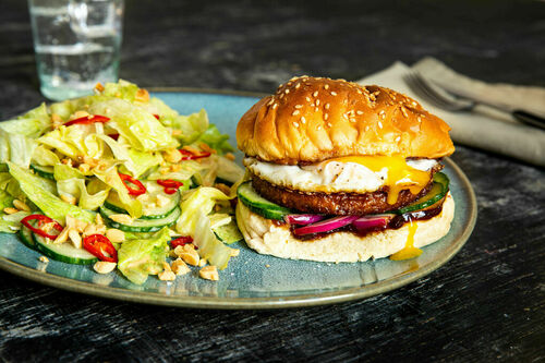 Veggie-Burger mit Spiegelei asiatisch gewürzt, dazu Salat mit Erdnüssen