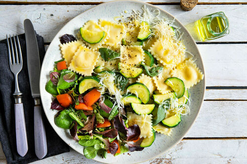 Ricottaravioli mit Salbei-Trüffel-Sauce dazu Tomatensalat mit Sauerampfer