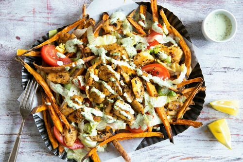 Veganes Süßkartoffel-„Hähnchen“-Gratin mit Salat und Kräutermayonnaise