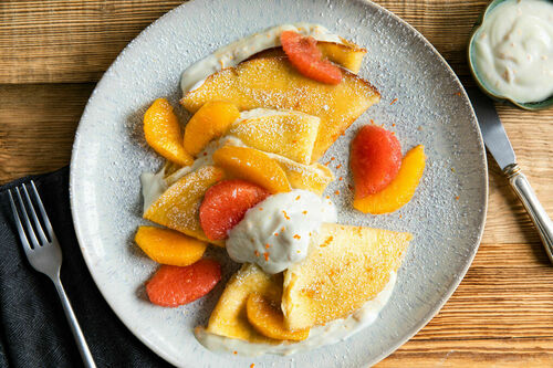 Süße Palatschinken mit Joghurt und Orangen-Grapefruit-Salat