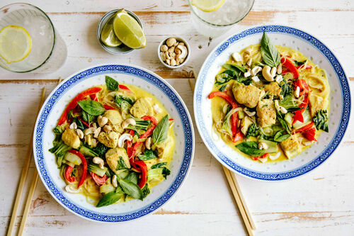 Asiatische Hähnchen-Nudelsuppe mit Curry und Pak Choi