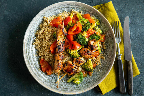 Hähnchenspieße süß-sauer auf Quinoa mit Paprika und Brokkoli
