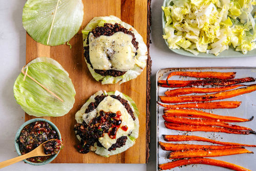 Low-Carb-Burger „Mexiko“ dazu Karottenpommes aus dem Ofen