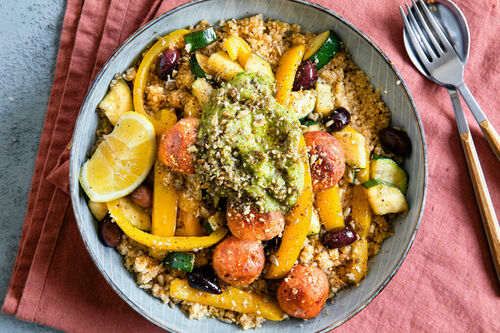 Mediterrane „Hackbällchen“-Bowl vegan mit Quinoa und Guacamole