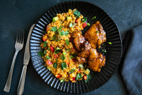 Zartes Hähnchen mit Aprikosenglasur auf orientalischem Linsensalat
