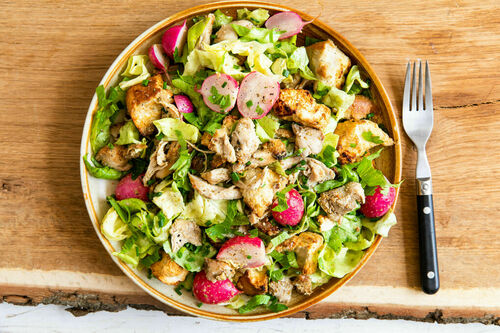 Salatteller mit Hähnchen und Croûtons mit gebackenen Radieschen und Kaperndressing