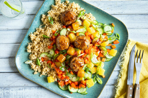 Karibische Hackbällchen vom Rind mit Kokos-Quinoa und buntem Salat