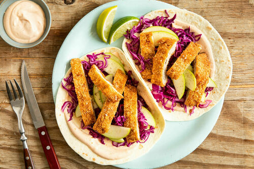 Schnitzel-Tacos mit Rotkohl, Apfel und BBQ-Creme