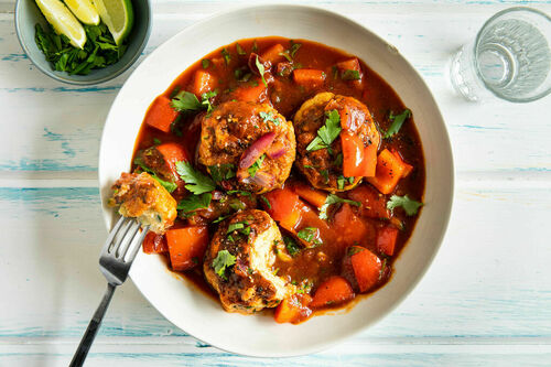 Fischfrikadelle mit Zucchini Low Carb auf orientalischem Paprika-Tomaten-Ragout