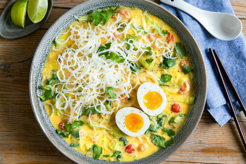 Burmesische Nudelsuppe mit Ei mit Kokosmilch und Gemüse