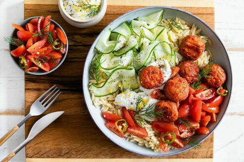 Griechischer „Hackbällchen“-Teller mit Fetadip und Risoni