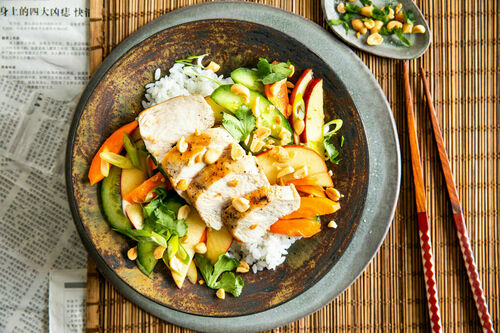 Thai-Hähnchensalat mit Apfel auf Sushireis