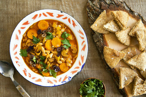 Bulgarische Bohnensuppe mit Oliven und Vollkorncrostini