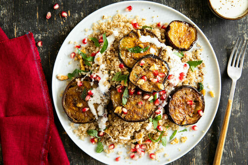 Gegrillte Aubergine auf Quinoa mit Granatapfel und Walnusskernen