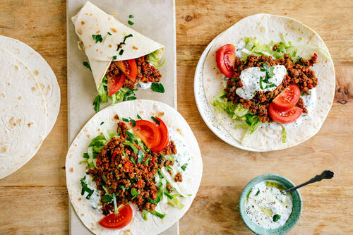 Rindfleisch-Wraps türkische Art mit buntem Salat und Joghurtsauce