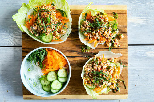 Salat mit Hähnchen Larb-Style mit Glasnudeln und frischen Kräutern