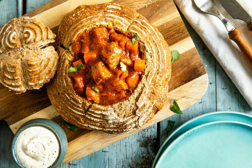 Bunny Chow mit Hähnchenragout fein gewürzt mit Garam Masala und Koriander